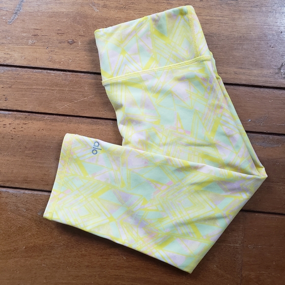 Alo Yoga Yellow Airbrush Capri in Zest Indio Small - Picture 3 of 9